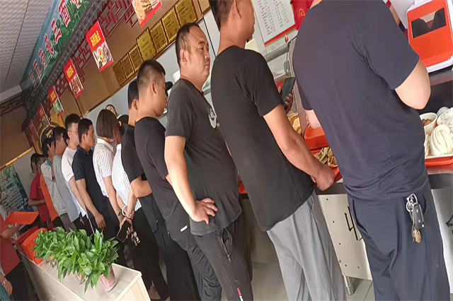 聚成超益兴快餐排队场面