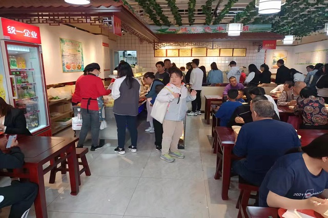 聚成超益兴店内场面火爆！