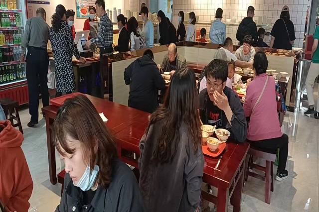聚成超益兴店内就餐场面火爆！
