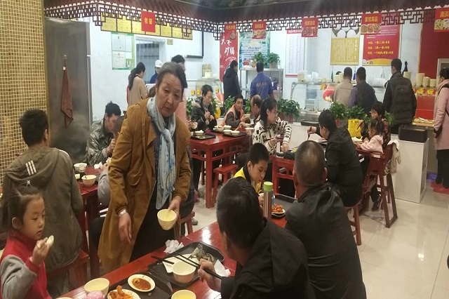 聚成超益兴快餐店内场面火爆！