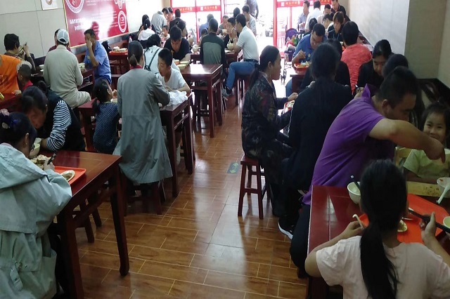聚成超益兴快餐店内场面！