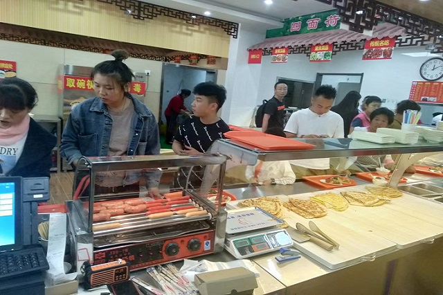 聚成超益兴店内场面火爆