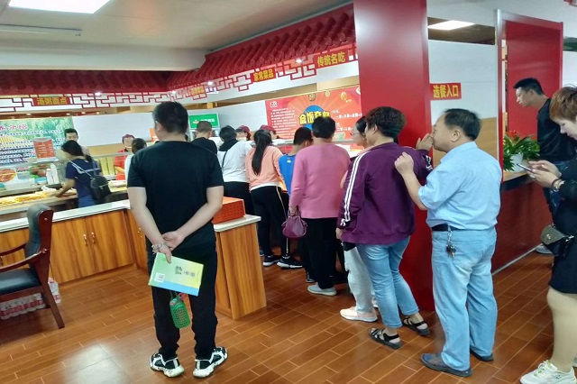 聚成超益兴店内场面火！