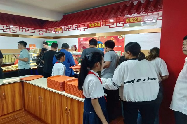 聚成超益兴店内火爆排队场面！