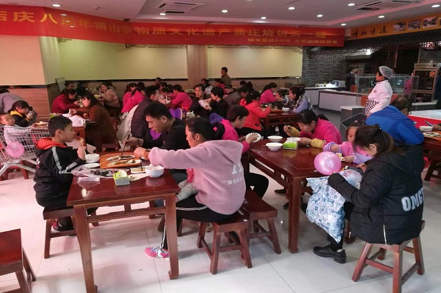 聚成超益兴店内食客就餐场面火爆！