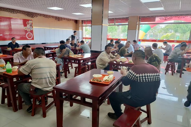 聚成超益兴快餐加盟店内场面火爆！