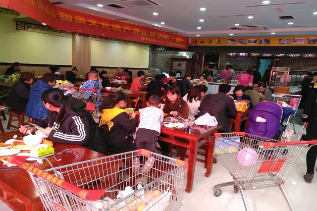 聚成超益兴加盟店内吃饭场面火爆！