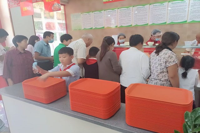 聚成超益兴快餐加盟店内排队场面火爆！
