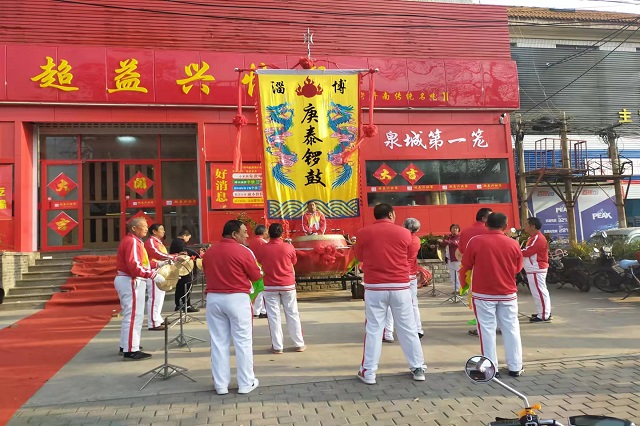 聚成超益兴快餐加盟店火爆开业！
