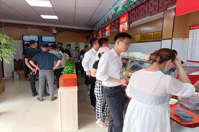 聚成超益兴店内场面火爆l来袭！