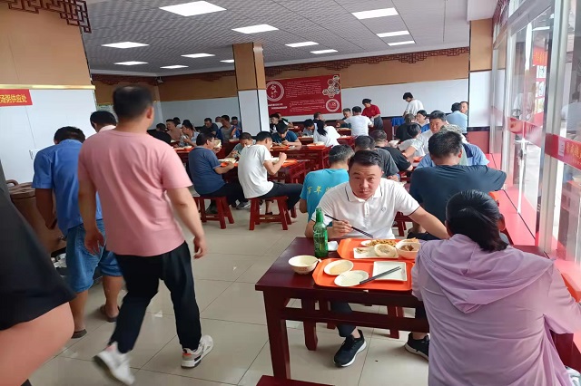 聚成超益兴快餐加盟店火爆开业场面！