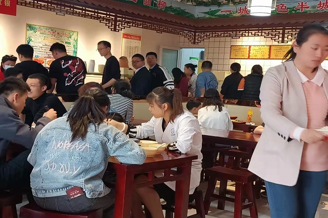 聚成超益兴快餐加盟店内火爆场面来袭！