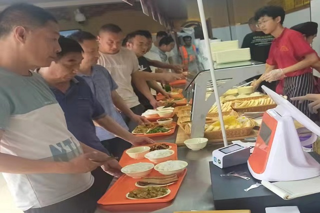 聚成超益兴快餐店就餐排队火爆场面！