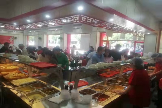 聚成超益兴店内就餐场面红红火火！