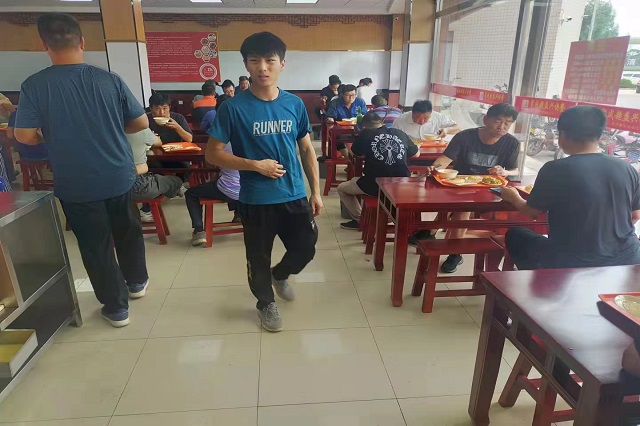 聚成超益兴快餐店内就餐场面！