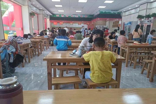 聚成超益兴店内就餐场面！