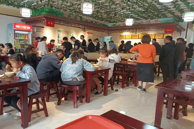 聚成超益兴店内场面火爆l来袭！