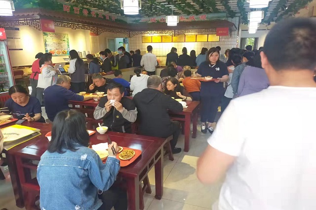 聚成超益兴店内排队场面火爆来袭！