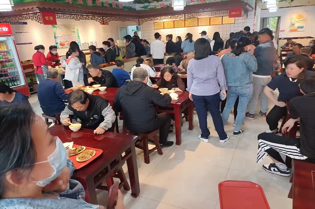 聚成超益兴店内就餐场面火爆来袭！