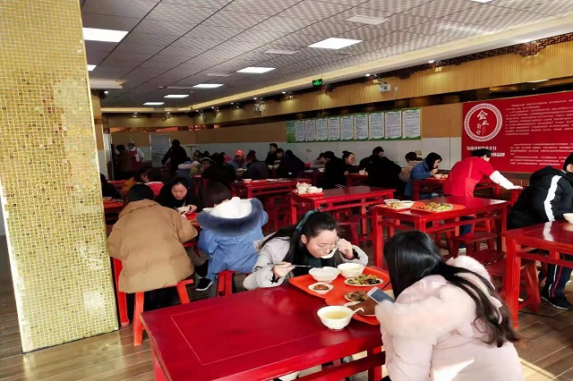 聚成超益兴店内场面火爆！
