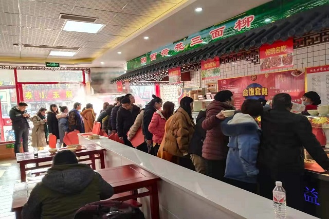聚成超益兴店内排队场面火爆！